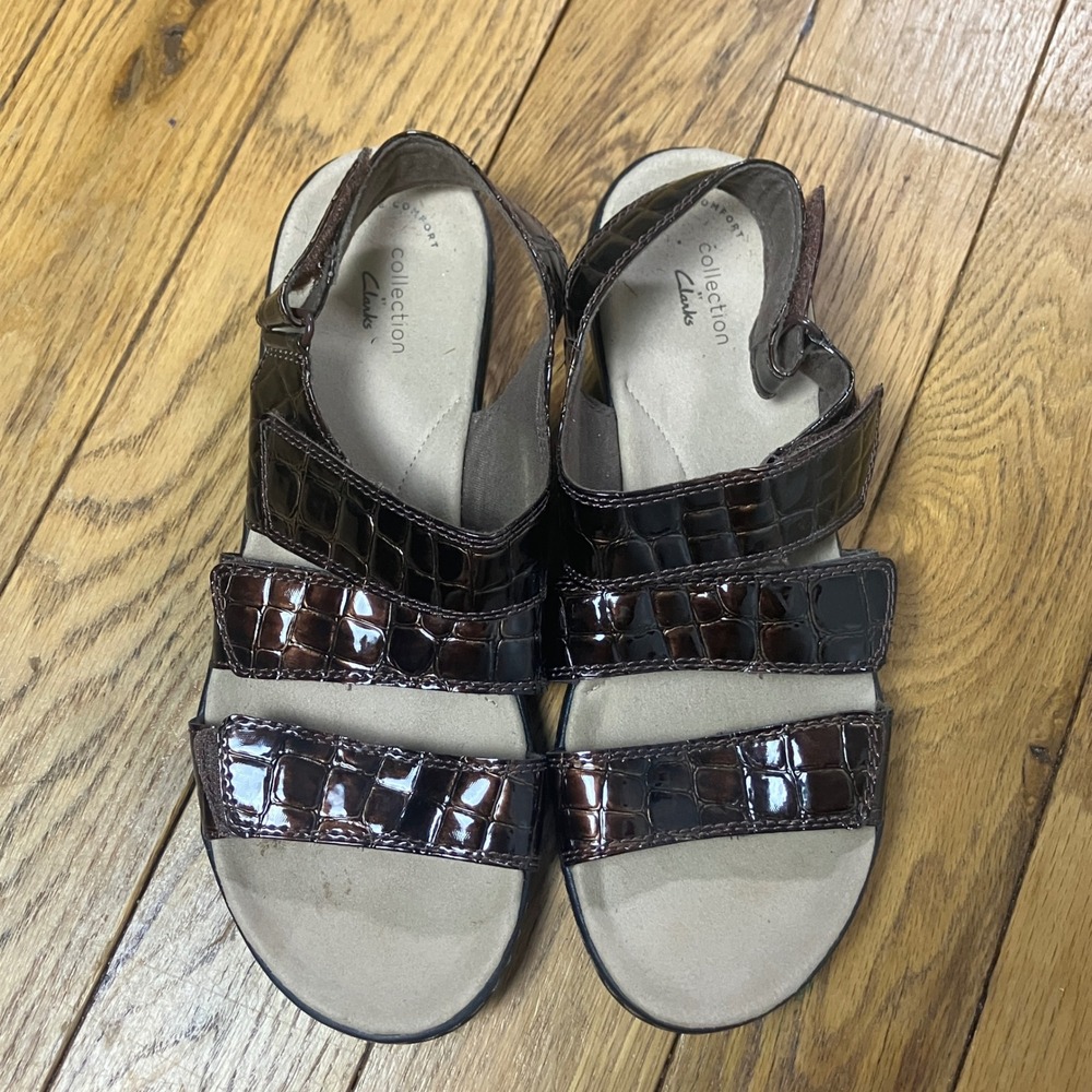 Clarks Leisa Vine Brown Croc Patent Leather Comfort Sandals Womens 9 M
